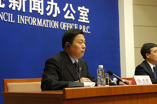 2008年5月26日(星期一)下午4時,國新辦在國務(wù)院新聞辦新聞發(fā)布廳舉行新聞發(fā)布會,請中共中央組織部副部長歐陽淞介紹在抗震救災(zāi)中各級黨組織和廣大黨員干部發(fā)揮作用的情況,并答記者問。圖為新聞發(fā)布會主持人郭衛(wèi)民發(fā)布災(zāi)區(qū)最新情況。中國政府網(wǎng) 張泳攝