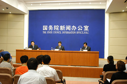 2008年5月26日(星期一)下午4時(shí),國新辦在國務(wù)院新聞辦新聞發(fā)布廳舉行新聞發(fā)布會(huì),請(qǐng)中共中央組織部副部長歐陽淞介紹在抗震救災(zāi)中各級(jí)黨組織和廣大黨員干部發(fā)揮作用的情況,并答記者問。圖為新聞發(fā)布會(huì)現(xiàn)場。中國政府網(wǎng) 張泳攝