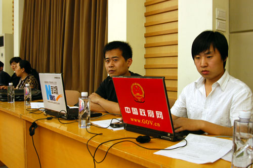 國務(wù)院新聞辦公室2008年5月29日16時舉行新聞發(fā)布會,請國家質(zhì)檢總局副局長支樹平介紹質(zhì)檢部門抗震救災(zāi)情況,并答記者問。圖為中國政府網(wǎng)好新華網(wǎng)工作人員對發(fā)布會進(jìn)行現(xiàn)場直播。中國政府網(wǎng) 王翰林 攝
