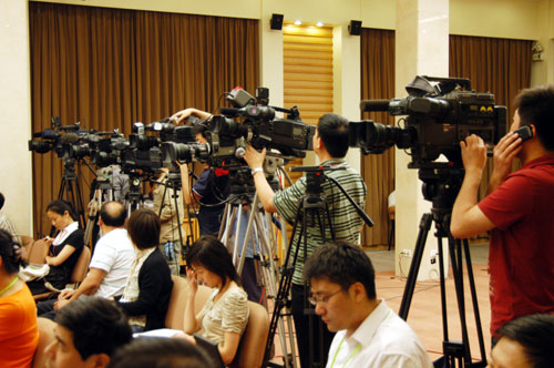 國務(wù)院新聞辦公室2008年5月29日16時舉行新聞發(fā)布會,請國家質(zhì)檢總局副局長支樹平介紹質(zhì)檢部門抗震救災(zāi)情況,并答記者問。圖為新聞媒體參加發(fā)布會。中國政府網(wǎng) 王翰林 攝