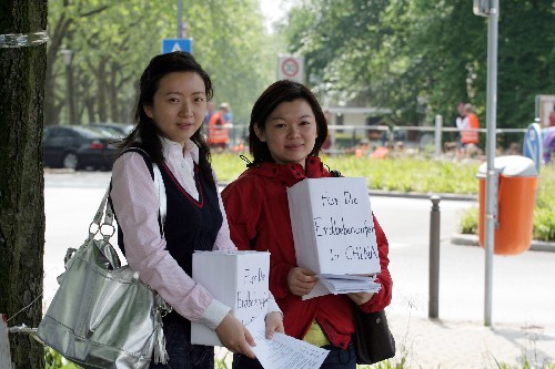 5月16日,德國波鴻的中國留學(xué)生在波鴻魯爾會(huì)議中心外為四川地震災(zāi)民募捐。當(dāng)日,近百名中國留學(xué)生和當(dāng)?shù)厝A僑社團(tuán)成員在波鴻為中國地震災(zāi)民舉行募捐活動(dòng)。 新華社記者 王勍 攝
