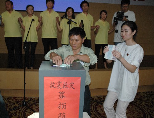 5月17日,阿拉伯聯(lián)合酋長國的華僑華人在迪拜中國商品分撥中心(龍城)為中國地震災(zāi)區(qū)捐款。 新華社記者潘劍攝