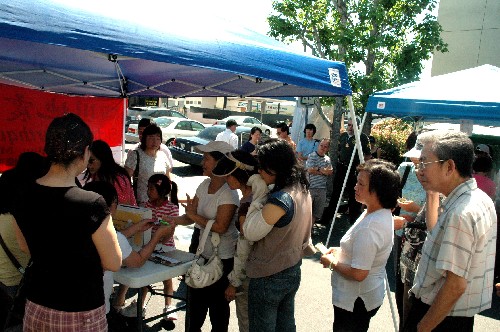5月17日,在美國洛杉磯舉行的賑災(zāi)募捐活動(dòng)上,當(dāng)?shù)厝A僑華人排隊(duì)等候捐款,援助中國地震災(zāi)民。 新華社記者曹衛(wèi)國攝