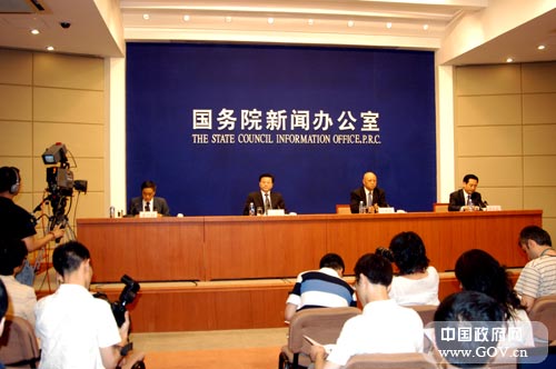 國務(wù)院新聞辦公室定于2008年6月2日(星期一)下午4時(shí)在國務(wù)院新聞辦新聞發(fā)布廳舉行新聞發(fā)布會,請國務(wù)院僑務(wù)辦公室副主任馬儒沛介紹全球華僑華人支持中國抗震救災(zāi)及捐贈監(jiān)管使用情況。并答記者問。