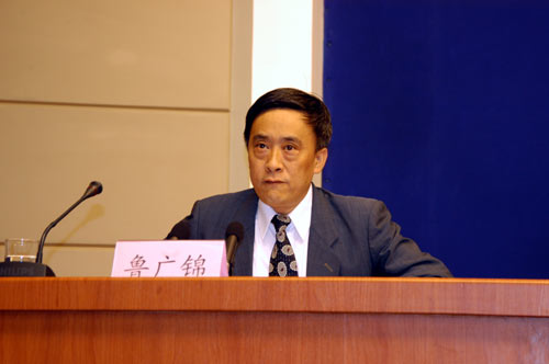 國新辦定于2008年6月4日(星期三)下午16:00在國務(wù)院新聞辦新聞發(fā)布廳舉行新聞發(fā)布會(huì),請民政部、外交部、商務(wù)部有關(guān)負(fù)責(zé)人介紹四川汶川大地震后接受國際援助情況,并答記者問。圖為國新辦新聞局副局長魯廣錦主持本次發(fā)布會(huì)。中國政府網(wǎng) 王翰林 攝