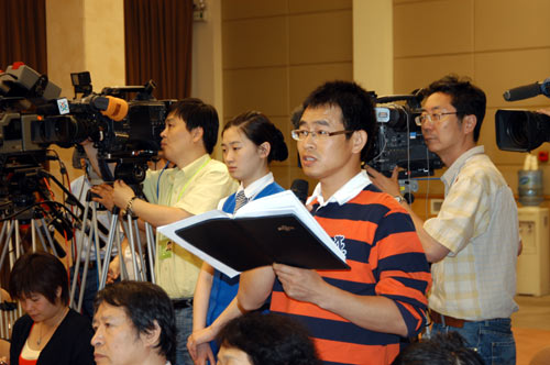 國(guó)新辦定于2008年6月4日(星期三)下午16:00在國(guó)務(wù)院新聞辦新聞發(fā)布廳舉行新聞發(fā)布會(huì),請(qǐng)民政部、外交部、商務(wù)部有關(guān)負(fù)責(zé)人介紹四川汶川大地震后接受國(guó)際援助情況,并答記者問(wèn)。圖為中新社記者提問(wèn)。中國(guó)政府網(wǎng) 王翰林 攝