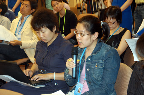 國(guó)新辦定于2008年6月4日(星期三)下午16:00在國(guó)務(wù)院新聞辦新聞發(fā)布廳舉行新聞發(fā)布會(huì),請(qǐng)民政部、外交部、商務(wù)部有關(guān)負(fù)責(zé)人介紹四川汶川大地震后接受國(guó)際援助情況,并答記者問。圖為美聯(lián)社記者提問。中國(guó)政府網(wǎng) 王翰林 攝