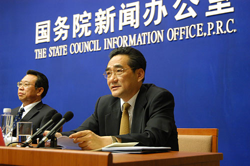 2008年6月23日(星期一)下午16:00,國(guó)務(wù)院新聞辦公室舉行新聞發(fā)布會(huì),請(qǐng)監(jiān)察部部長(zhǎng)、國(guó)家預(yù)防腐敗局局長(zhǎng)馬馼,審計(jì)署審計(jì)長(zhǎng)劉家義,民政部副部長(zhǎng)姜力,財(cái)政部副部長(zhǎng)廖曉軍介紹抗震救災(zāi)資金物資監(jiān)管情況,并答記者問(wèn)。圖為財(cái)政部副部長(zhǎng)廖曉軍介紹抗震救災(zāi)資金物資監(jiān)管情況。中國(guó)政府網(wǎng) 張泳攝