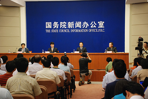 2008年7月8日(星期二)16時(shí),國務(wù)院新聞辦公室請國家發(fā)展改革委副主任穆虹、四川省人民政府副省長王寧和住房城鄉(xiāng)建設(shè)部有關(guān)負(fù)責(zé)人介紹災(zāi)后恢復(fù)重建規(guī)劃的情況,并答記者問。圖為新聞發(fā)布會(huì)現(xiàn)場。中國政府網(wǎng) 張泳攝