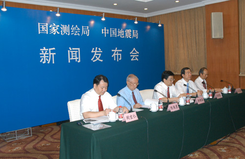 2008年9月3日(星期三)14時(shí),測(cè)繪局、地震局舉行新聞發(fā)布會(huì),通報(bào)汶川地震地形變化監(jiān)測(cè)結(jié)果,介紹汶川地震對(duì)地震周邊地區(qū)及青藏板塊地形的影響。圖為新聞發(fā)布會(huì)主席臺(tái)。(中國(guó)政府網(wǎng) 袁喆 攝)