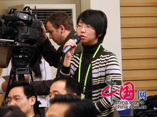 2009年1月8日(星期四)上午10時(shí)新聞辦舉行新聞發(fā)布會(huì),發(fā)展改革委副主任杜鷹、廣東省人民政府常務(wù)副省長(zhǎng)黃龍?jiān)平榻B《珠江三角洲地區(qū)改革發(fā)展規(guī)劃綱要(2008-2020年)》的情況,并答記者問(wèn)。圖為中國(guó)日?qǐng)?bào)記者提問(wèn)。