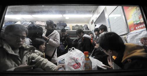 1月8日,長沙開往上海的旅客列車上出現(xiàn)“學生潮”,學生們在乘務人員引導下有序上車。 新華社記者 趙眾志 攝