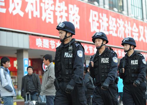 1月8日,警察在鄭州火車站執(zhí)勤。春運(yùn)臨近,鄭州鐵路局一支裝備精良的鐵路警察巡邏分隊(duì)開始上崗,對(duì)火車站等重點(diǎn)安全區(qū)域加強(qiáng)巡邏防范,確保春運(yùn)安全。 新華社記者 趙鵬 攝