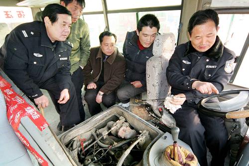 1月8日,交警為春運(yùn)車輛進(jìn)行“體檢”。春運(yùn)在即,江蘇省贛榆縣加大對(duì)春運(yùn)車輛的管理力度,嚴(yán)把車輛安檢關(guān),杜絕超載車、隱患車上路。 新華社發(fā)