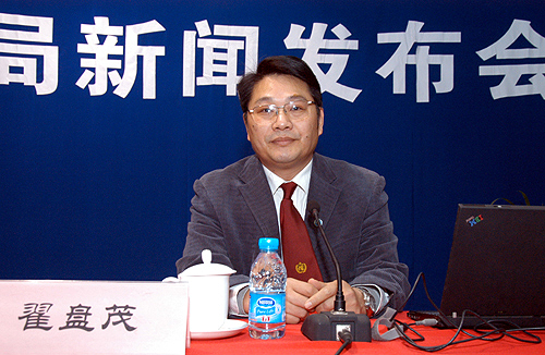 2009年1月23日13:30,氣象局舉辦1月份新聞發(fā)布會,總結(jié)1月份重大氣象事件及春節(jié)黃金周天氣預(yù)測、未來天氣氣候展望;介紹第二十四屆世界大學(xué)生冬季運動會氣象保障服務(wù)準(zhǔn)備情況,并答記者問。圖為中國氣象局預(yù)測減災(zāi)司副司長翟盤茂介紹1月份重大氣象事件。(中國政府網(wǎng) 袁喆 攝)