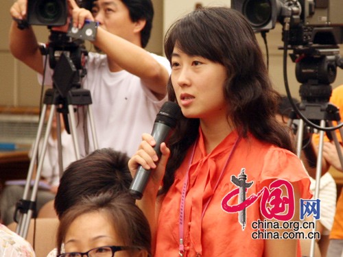 國(guó)務(wù)院新聞辦公室2009年8月13日(星期四)上午10時(shí)舉行新聞發(fā)布會(huì),請(qǐng)工業(yè)和信息化部部長(zhǎng)李毅中介紹加大產(chǎn)業(yè)結(jié)構(gòu)調(diào)整力度、保持工業(yè)平穩(wěn)較快增長(zhǎng)等方面情況,并答記者問。圖為鳳凰衛(wèi)視記者提問。