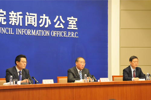 新聞辦于2009年11月26日晚20時(shí)30分舉行新聞發(fā)布會(huì),請(qǐng)國(guó)家發(fā)展改革委副主任解振華介紹中國(guó)應(yīng)對(duì)氣候變化的政策與行動(dòng)情況,并答記者問(wèn)。圖為發(fā)布會(huì)主席臺(tái) 新華網(wǎng) 楊剛 攝