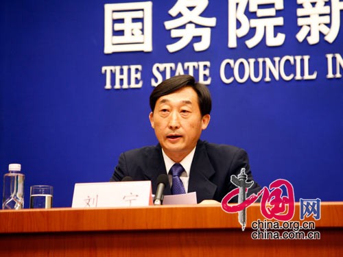 國(guó)務(wù)院新聞辦公室于2010年3月31日上午10時(shí)舉行新聞發(fā)布會(huì),請(qǐng)國(guó)家防汛抗旱總指揮部秘書長(zhǎng)、水利部副部長(zhǎng)劉寧介紹當(dāng)前抗旱工作情況,并答記者問(wèn)。圖為國(guó)家防汛抗旱總指揮部秘書長(zhǎng)、水利部副部長(zhǎng)劉寧。(圖片來(lái)源:中國(guó)網(wǎng))