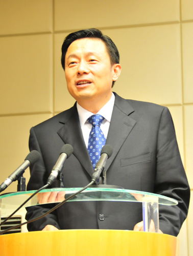 2010年6月30日(星期三)上午10時舉行中共中央有關(guān)部門新聞發(fā)言人與中外記者見面會,中央紀(jì)委、中組部、中宣部等11個中共中央部門新聞發(fā)言人將同中外記者見面,介紹有關(guān)情況,回答記者提問。圖為中共中央對外宣傳辦公室新聞發(fā)言人郭衛(wèi)民。 中國政府網(wǎng) 胡錦 攝