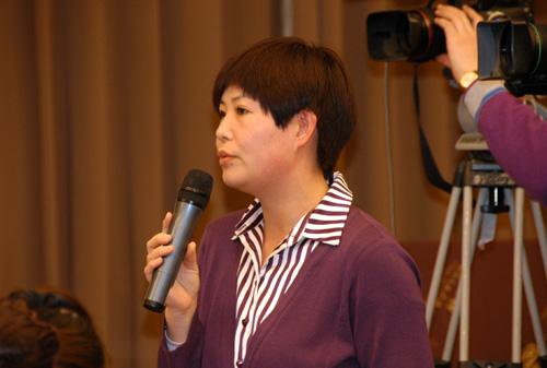 國(guó)務(wù)院新聞辦公室于2011年1月18日(星期二)上午10時(shí)舉行新聞發(fā)布會(huì),請(qǐng)交通運(yùn)輸部副部長(zhǎng)翁孟勇介紹交通運(yùn)輸(公路水路)“十一五”發(fā)展與“十二五”展望等方面的情況,并答記者問(wèn)。圖為中央電視臺(tái)記者提問(wèn)。 中國(guó)政府網(wǎng) 袁喆 攝