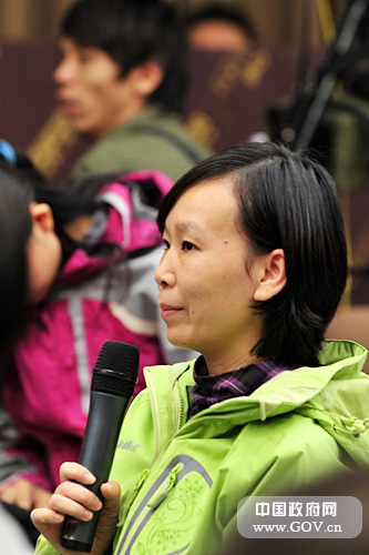 2011年10月18日,國務(wù)院新聞辦公室舉行發(fā)布會(huì),請(qǐng)國家統(tǒng)計(jì)局新聞發(fā)言人、國民經(jīng)濟(jì)綜合統(tǒng)計(jì)司司長盛來運(yùn)介紹今年前三季度國民經(jīng)濟(jì)運(yùn)行情況,并答記者問。圖為東方衛(wèi)視記者提問。中國政府網(wǎng) 張龍 攝
