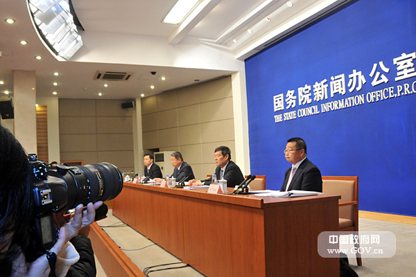 2011年12月6日國(guó)務(wù)院新聞辦公室舉行發(fā)布會(huì),介紹《中國(guó)農(nóng)村扶貧開(kāi)發(fā)綱要(2011—2020年)》。歡迎廣大網(wǎng)友積極參與。圖為新聞發(fā)布會(huì)進(jìn)行中。中國(guó)政府網(wǎng) 張龍 攝