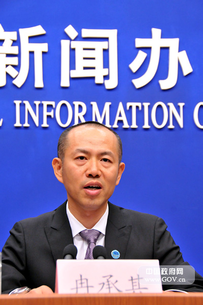 2011年12月27日,國務(wù)院新聞辦公室舉行發(fā)布會(huì),邀請(qǐng)北斗衛(wèi)星導(dǎo)航系統(tǒng)新聞發(fā)言人、中國衛(wèi)星導(dǎo)航系統(tǒng)管理辦公室主任冉承其,中國衛(wèi)星導(dǎo)航定位應(yīng)用管理中心主任楊寶峰,中國航天科技集團(tuán)公司宇航部部長趙小津介紹北斗衛(wèi)星導(dǎo)航系統(tǒng)試運(yùn)行服務(wù)等方面情況,并答記者問。圖為北斗衛(wèi)星導(dǎo)航系統(tǒng)新聞發(fā)言人冉承其。中國政府網(wǎng) 張龍 攝
