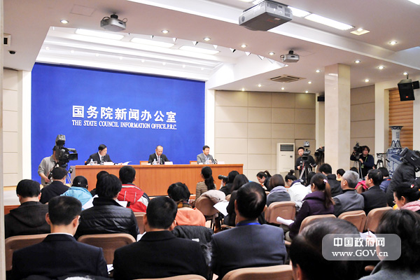 2011年12月27日,國(guó)務(wù)院新聞辦公室舉行發(fā)布會(huì),邀請(qǐng)北斗衛(wèi)星導(dǎo)航系統(tǒng)新聞發(fā)言人、中國(guó)衛(wèi)星導(dǎo)航系統(tǒng)管理辦公室主任冉承其,中國(guó)衛(wèi)星導(dǎo)航定位應(yīng)用管理中心主任楊寶峰,中國(guó)航天科技集團(tuán)公司宇航部部長(zhǎng)趙小津介紹北斗衛(wèi)星導(dǎo)航系統(tǒng)試運(yùn)行服務(wù)等方面情況,并答記者問。圖為新聞發(fā)布會(huì)現(xiàn)場(chǎng)。中國(guó)政府網(wǎng) 張龍 攝