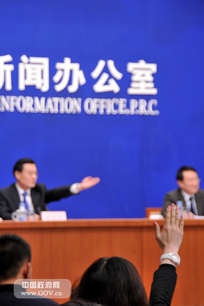 2011年12月29日,國(guó)務(wù)院新聞辦新聞發(fā)布廳舉行新聞發(fā)布會(huì),發(fā)表《2011年中國(guó)的航天》白皮書,請(qǐng)國(guó)家航天局新聞發(fā)言人張煒介紹《2011年中國(guó)的航天》白皮書等方面情況,并答記者問。圖為現(xiàn)場(chǎng)記者舉手提問。中國(guó)政府網(wǎng) 張龍 攝