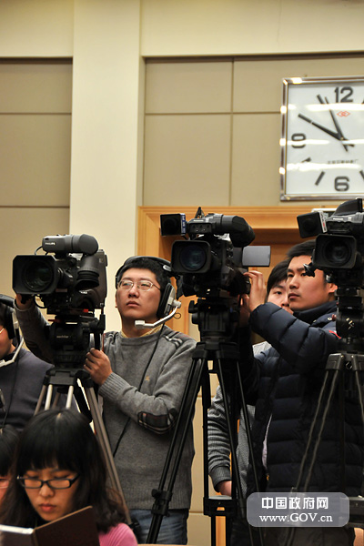 2012年2月2日,國務(wù)院新聞辦公室舉行新聞發(fā)布會,請中央農(nóng)村工作領(lǐng)導(dǎo)小組副組長、辦公室主任陳錫文和中央農(nóng)村工作領(lǐng)導(dǎo)小組辦公室副主任唐仁健介紹加快推進(jìn)農(nóng)業(yè)科技創(chuàng)新持續(xù)增強農(nóng)產(chǎn)品供給保障能力的有關(guān)情況,并回答記者提問。圖為現(xiàn)場記者做會前準(zhǔn)備。中國政府網(wǎng) 張龍 攝