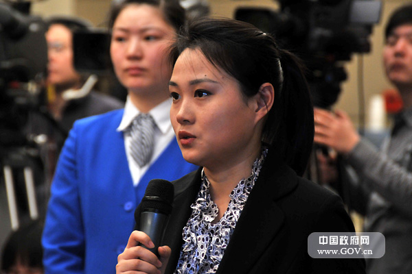 2012年2月2日,國(guó)務(wù)院新聞辦公室舉行新聞發(fā)布會(huì),請(qǐng)中央農(nóng)村工作領(lǐng)導(dǎo)小組副組長(zhǎng)、辦公室主任陳錫文和中央農(nóng)村工作領(lǐng)導(dǎo)小組辦公室副主任唐仁健介紹加快推進(jìn)農(nóng)業(yè)科技創(chuàng)新持續(xù)增強(qiáng)農(nóng)產(chǎn)品供給保障能力的有關(guān)情況,并回答記者提問(wèn)。圖為北京電視臺(tái)記者提問(wèn)。中國(guó)政府網(wǎng) 張龍 攝