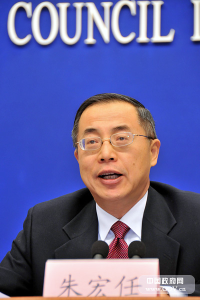 2012年2月7日,國(guó)務(wù)院新聞辦公室舉行新聞發(fā)布會(huì),邀請(qǐng)工業(yè)和信息化部黨組成員、總工程師朱宏任介紹2011年全國(guó)工業(yè)通信業(yè)發(fā)展情況和2012年工業(yè)通信業(yè)發(fā)展形勢(shì),并答記者問。圖為朱宏任回答記者提問。中國(guó)政府網(wǎng) 張龍 攝