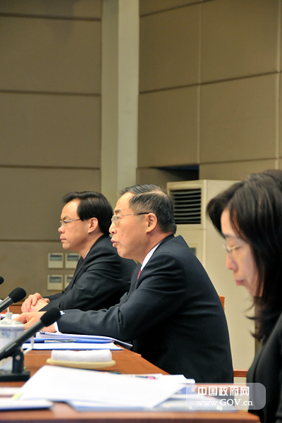 2012年2月7日,國務(wù)院新聞辦公室舉行新聞發(fā)布會(huì),邀請(qǐng)工業(yè)和信息化部黨組成員、總工程師朱宏任介紹2011年全國工業(yè)通信業(yè)發(fā)展情況和2012年工業(yè)通信業(yè)發(fā)展形勢,并答記者問。圖為發(fā)布會(huì)進(jìn)行中。中國政府網(wǎng) 張龍 攝