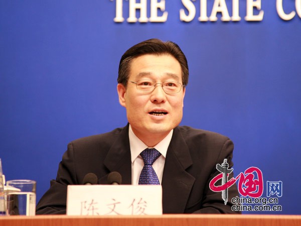 2012年4月26日(星期四)上午10時,國務(wù)院新聞辦公室新聞發(fā)布廳舉行新聞發(fā)布會,請衛(wèi)生部副部長、國家中醫(yī)藥管理局局長王國強和商務(wù)部部長助理仇鴻介紹中醫(yī)藥服務(wù)貿(mào)易發(fā)展等情況,并答記者問。圖為國新辦新聞局副局長陳文俊主持本次發(fā)布會。
