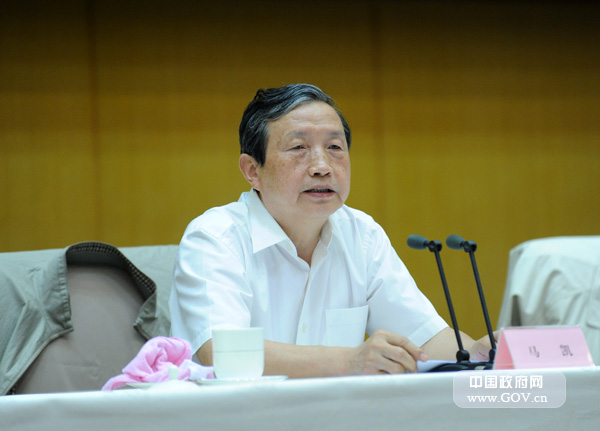 2012年5月24日,全國(guó)政府信息公開工作電視電話會(huì)議在國(guó)務(wù)院小禮堂舉行。圖為國(guó)務(wù)委員兼國(guó)務(wù)院秘書長(zhǎng)馬凱作重要講話。中國(guó)政府網(wǎng) 陳競(jìng)超 攝