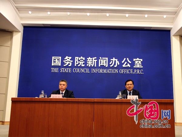 國務(wù)院新聞辦公室于2013年7月15日(星期一)上午10時(shí)舉行新聞發(fā)布會(huì),請(qǐng)國家統(tǒng)計(jì)局新聞發(fā)言人、國民經(jīng)濟(jì)綜合統(tǒng)計(jì)司司長盛來運(yùn)介紹2013年上半年國民經(jīng)濟(jì)運(yùn)行情況,并答記者問。圖為國家統(tǒng)計(jì)局新聞發(fā)言人、國民經(jīng)濟(jì)綜合統(tǒng)計(jì)司司長盛來運(yùn)介紹2013年上半年國民經(jīng)濟(jì)運(yùn)行情況。圖為新聞發(fā)布會(huì)主席臺(tái)。