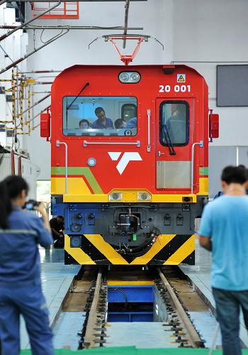 8月20日,出口南非的交流傳動(dòng)貨運(yùn)電力機(jī)車在中國(guó)南車株洲電力機(jī)車有限公司(簡(jiǎn)稱中國(guó)南車株機(jī)公司)成功下線。新華社記者 龍弘濤 攝