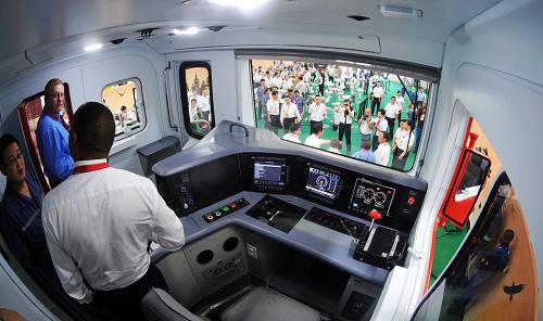 出口南非的電力機(jī)車駕駛室內(nèi)景(8月20日攝)。新華社記者 龍弘濤 攝