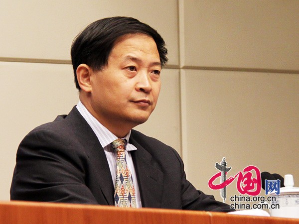 國務(wù)院新聞辦公室2013年10月24日(星期四)上午10時舉行新聞發(fā)布會,請工業(yè)和信息化部新聞發(fā)言人、運(yùn)行監(jiān)測協(xié)調(diào)局局長肖春泉,通信發(fā)展司副司長祝軍介紹2013年前三季度工業(yè)通信業(yè)發(fā)展情況,并答記者問。圖為工業(yè)和信息化部通信發(fā)展司副司長祝軍。