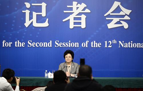 3月6日,十二屆全國人大二次會議新聞中心舉行記者會,邀請國家衛(wèi)生和計劃生育委員會主任李斌就“衛(wèi)生計生事業(yè)改革發(fā)展”的相關(guān)問題回答中外記者的提問。 新華社記者 王鵬 攝