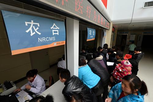 群眾在河北省南和縣人民醫(yī)院辦理農(nóng)合報銷手續(xù)(3月6日攝)。新華社記者 朱旭東 攝