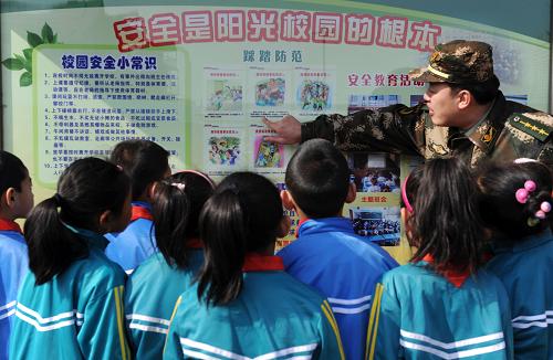 3月7日,大連后石邊防派出所教導員張利遠在為學生們講解安全常識。新華社發(fā)(姜冰攝)