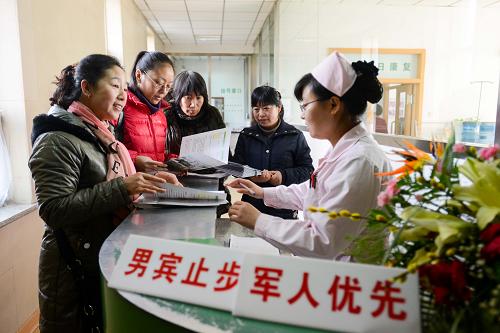 3月8日,解放軍第四六一醫(yī)院的醫(yī)師在為體檢者解答相關問題。當日是“三八”婦女節(jié),長春市朝陽區(qū)婦聯(lián)聯(lián)合解放軍第四六一醫(yī)院舉行“呵護辛勤女人花,你的健康我護航”——“三八”節(jié)大型女性關愛活動,為轄區(qū)內的千余名女性提供健康檢查。新華社記者 許暢 攝