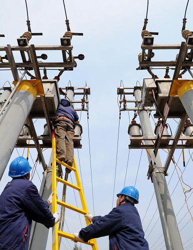3月11日,工人在武強(qiáng)縣東張莊村檢修城東35kv變電站的電力設(shè)備。春灌高峰即將到來,為保障農(nóng)民春灌用電,三月份以來,國網(wǎng)河北武強(qiáng)縣供電公司組織專業(yè)人員對(duì)全縣輸變電設(shè)施、農(nóng)排線路和設(shè)備進(jìn)行全面排查,并成立6支春灌保點(diǎn)小分隊(duì),深入到田間地頭為農(nóng)民解決各種用電難題。新華社發(fā)(牟宇 攝)