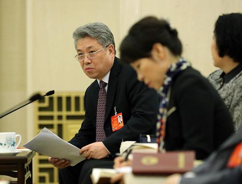 全國人大代表、陜西煤業(yè)化工集團(tuán)有限責(zé)任公司董事長華煒建議,大力推進(jìn)煤炭高效清潔利用,限制劣質(zhì)煤的進(jìn)口、生產(chǎn)和使用。華煒說,從國家煤炭能源使用的角度來看,解決目前的環(huán)境污染問題,應(yīng)爭取國家在資金、稅收等方面的政策性支持,加大中小型工業(yè)燃煤鍋爐改造,推廣使用高效環(huán)保煤粉及水煤漿鍋爐技術(shù)。新華社記者 劉衛(wèi)兵 攝