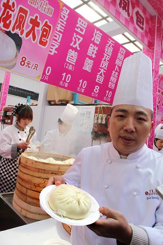 3月11日,大廚在展示以“大”出名的無(wú)錫龍鳳包子。當(dāng)日,“豫園中國(guó)日——2014中國(guó)(上海)包子文化節(jié)”在上海豫園舉行,來(lái)自北京、河南、湖南、江蘇等十余個(gè)省市的品牌包子齊亮相,令上海市民和各地游客大飽口福。新華社記者 劉穎 攝