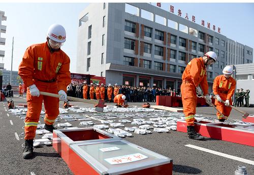 3月14日,合肥市公安消防支隊的消防隊員們銷毀假冒偽劣消防產品。當日,安徽省合肥市公安消防支隊舉行省市不合格消防產品現場銷毀活動,將查獲的部分不合格消防產品進行集中公開展示、現場銷毀,并邀請市民、相關企業(yè)、商戶現場監(jiān)督觀看。新華社記者 郭晨 攝
