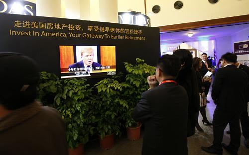 3月14日,觀眾在“上海之春”房展會的美國房地產(chǎn)宣傳臺前駐足。新華社記者 方喆 攝