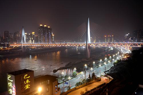 3月15日,重慶東水門長江大橋開景觀燈試燈。 新華社發(fā)(鐘桂林 攝)