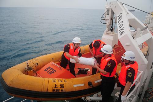 3月19日,“海巡01”輪海事工作人員準備乘坐船載小艇給“南海救101”船送海圖。 “海巡01”輪19日清晨在新加坡港完成補給后向巽他海峽開赴。根據(jù)后續(xù)方案,中方船艦將在孟加拉灣、印度尼西亞以西海域建立南北兩個搜尋區(qū),“海巡01”輪將作為南部搜尋隊現(xiàn)場指揮船。 新華社記者陳煒偉攝